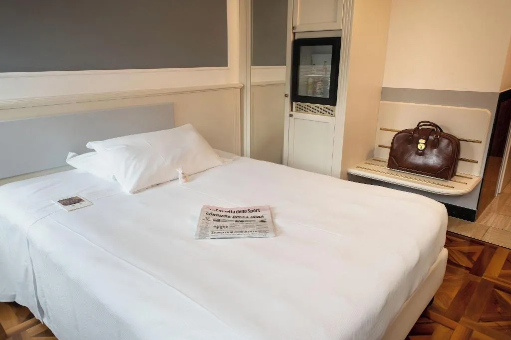 Room, Santa Barbara, Milan
