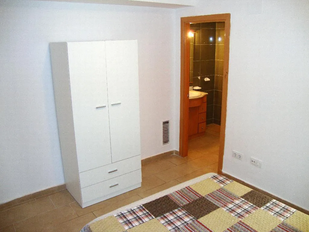 APARTMENT CAPACITY 8 THREE BEDROOMS Room, Apartamentos Las Palmeras 3000, Valencia