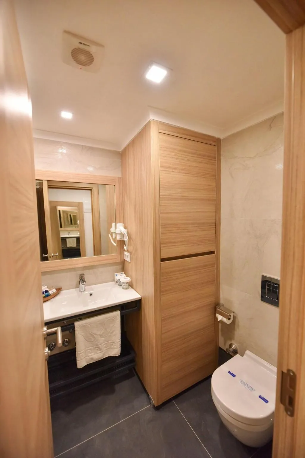 Room, Alesta Midtown, Dalaman