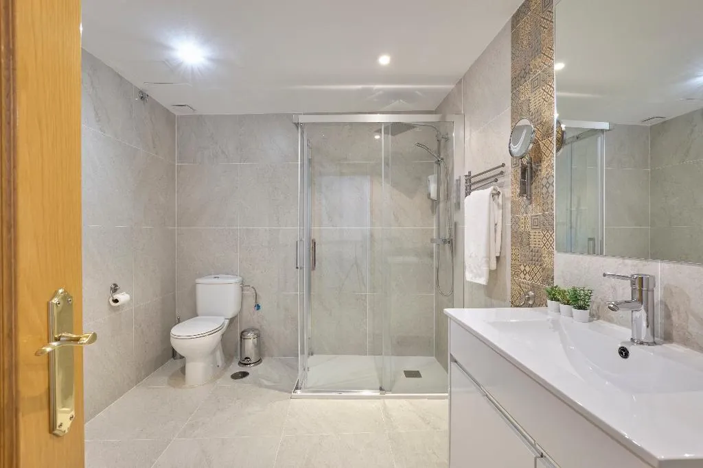 APARTMENT THREE BEDROOMS Room, Apartamentos en Sol, Madrid