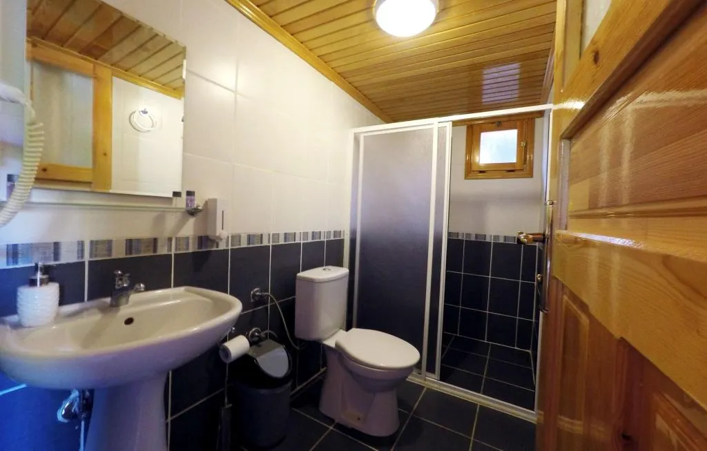 BUNGALOW QUEEN SIZE BED Room, Baris Pension & Bungalows, Antalya