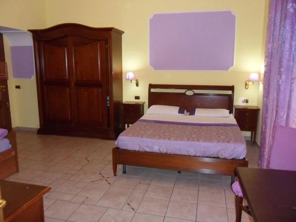 Room, Del Corso, Naples