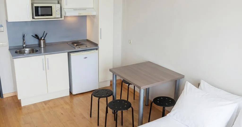 FAMILY ROOM CAPACITY 3 Room, Vertice Roomspace Madrid, Madrid
