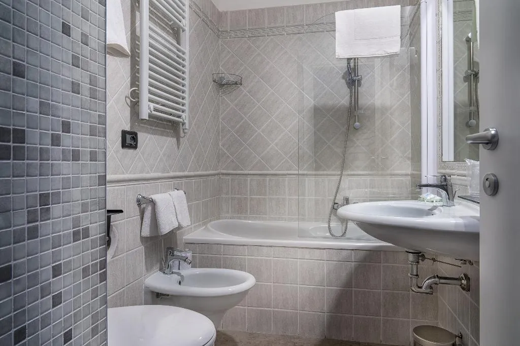 TRIPLE DELUXE Room, Hotel Varese, Rome