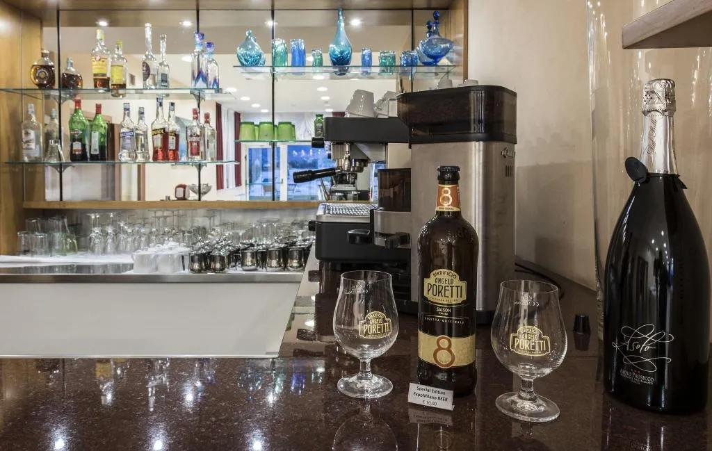 Bar, Regina, Milan