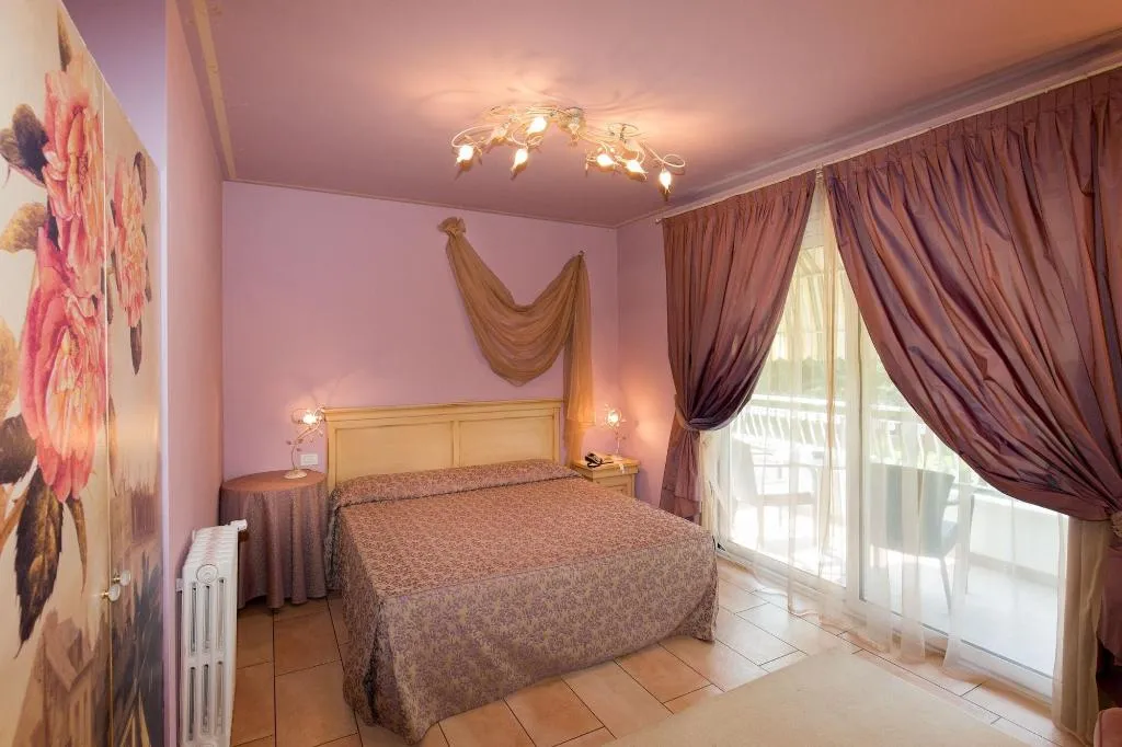 Room, Serenella, Milan