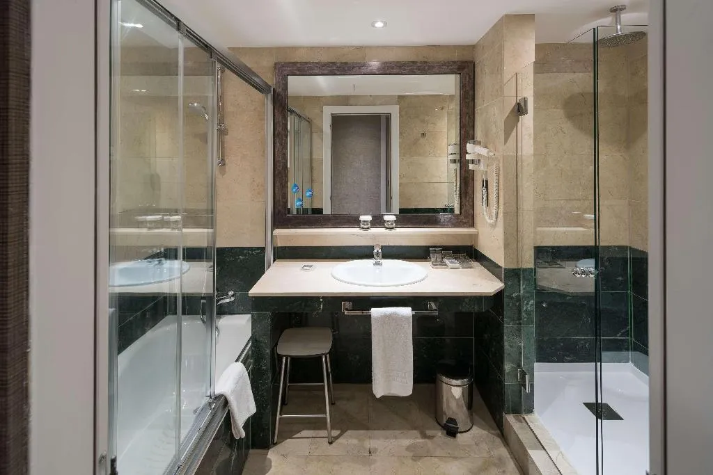 Room, Catalonia Born, Barcelona