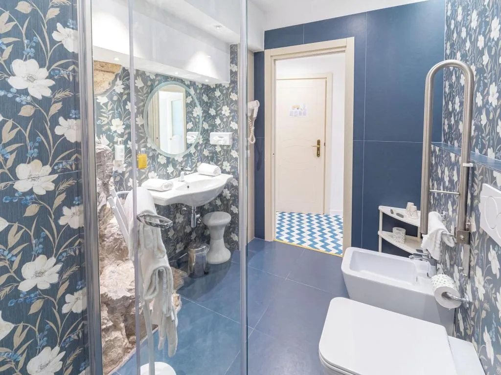 QUADRUPLE KING BED ONE BEDROOM  Room, Hotel Cristina, Naples