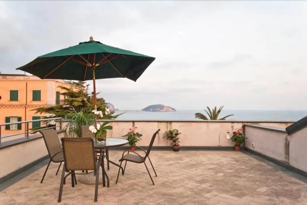 Room, Villa Avellino, Naples