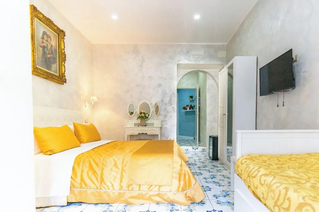 Room, Alma Adry, Naples