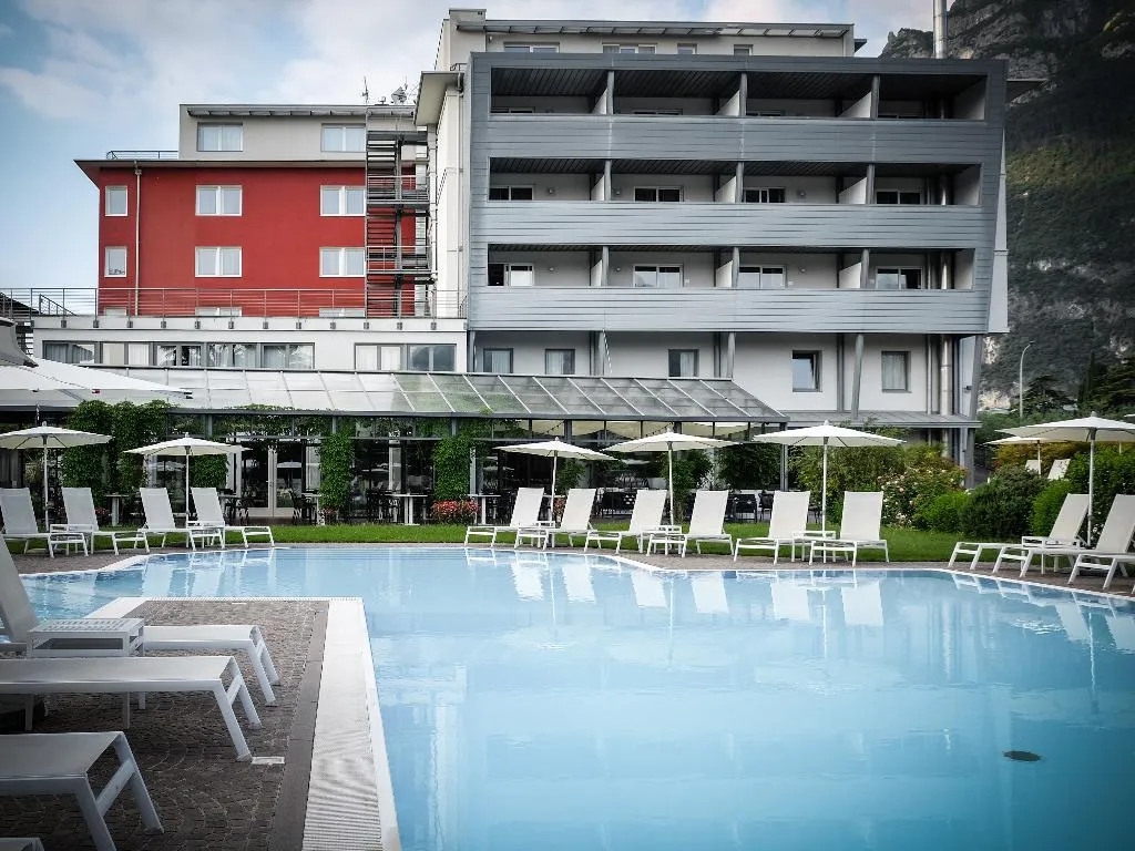 Pool, Luise, Milan