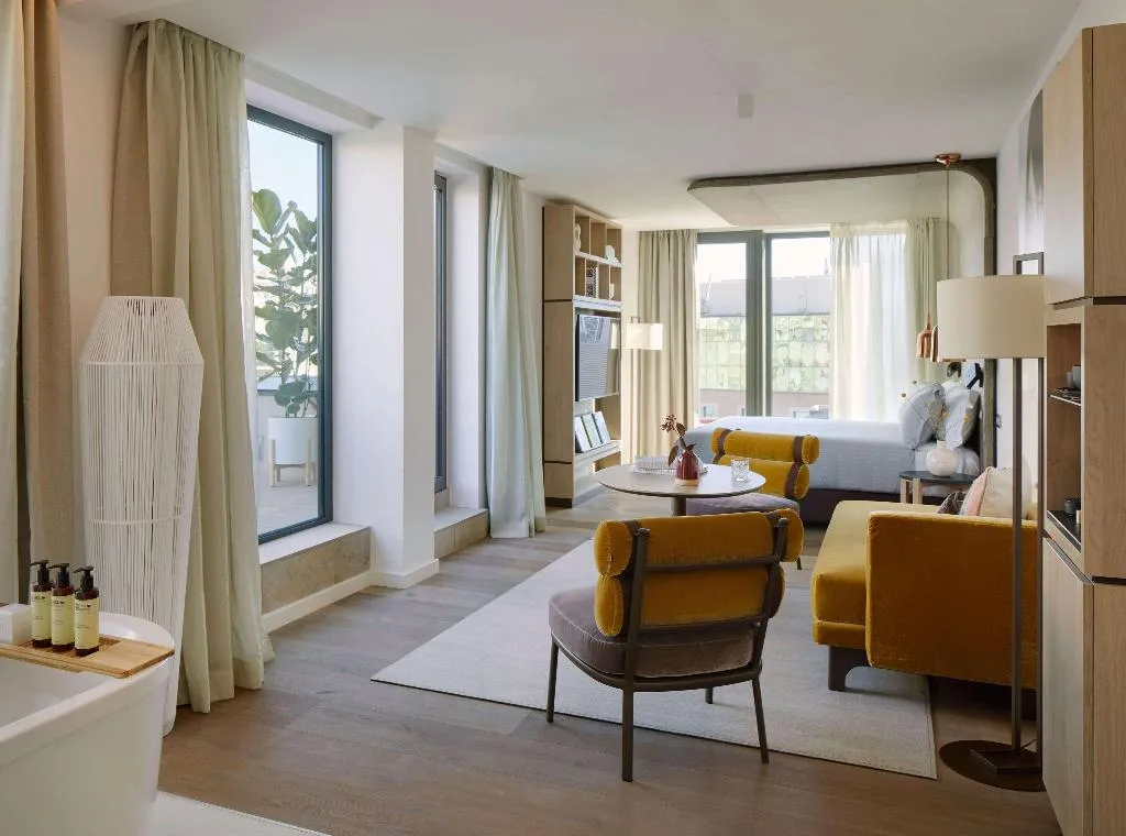 SUITE WITH JACUZZI Room, ME Barcelona, Barcelona