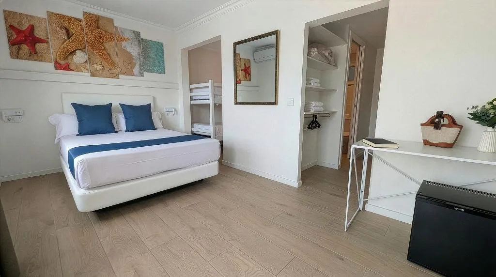 QUADRUPLE WITH BALCONY Room, Hotel Medium Claramar, Costa Brava