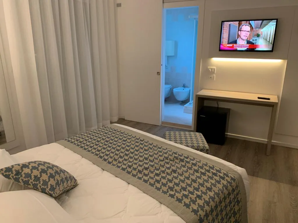 DOUBLE STANDARD Room, Jet, Venice