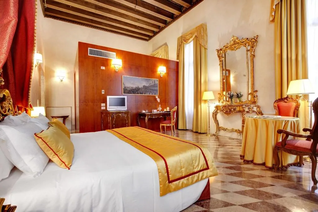 SUITE KING SIZE BED Room, Dona Palace, Venice