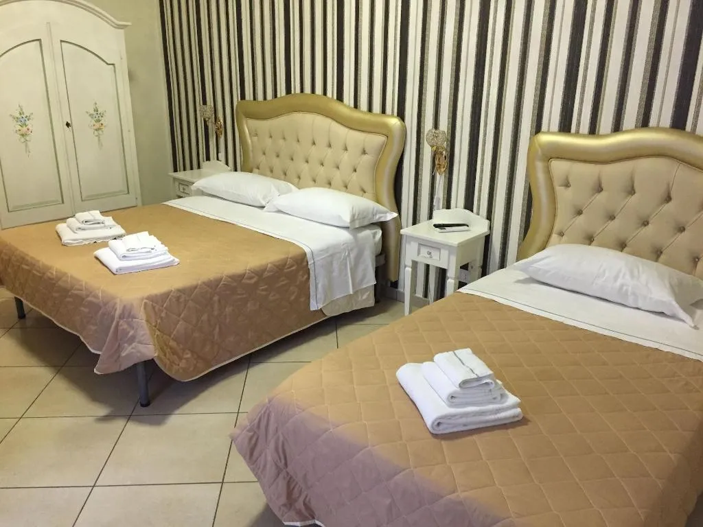 Room, New Sayonara, Naples