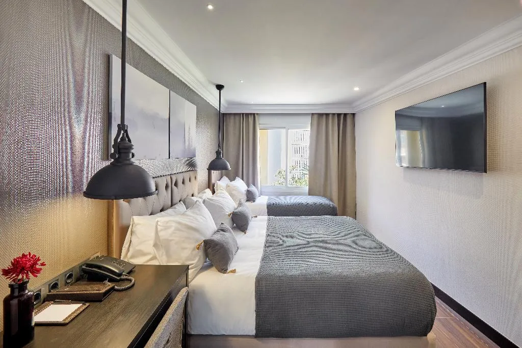TRIPLE BASIC Room, Hotel Cortes Rambla, Barcelona