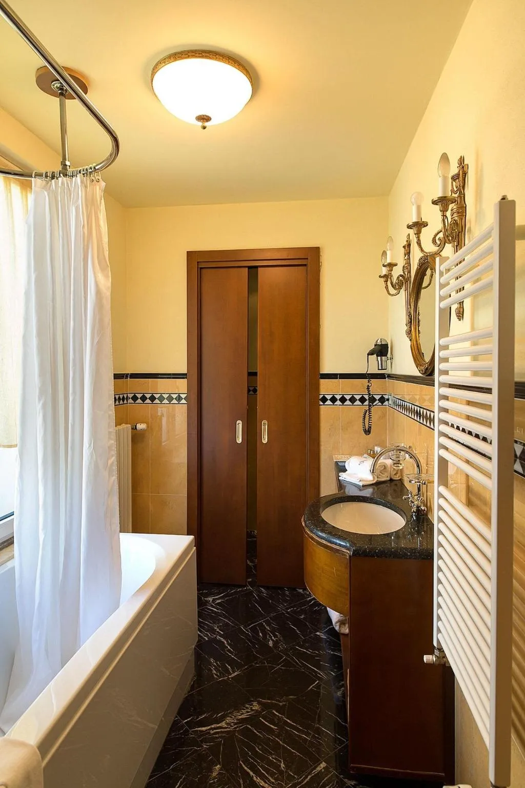 Room, Serenella, Milan