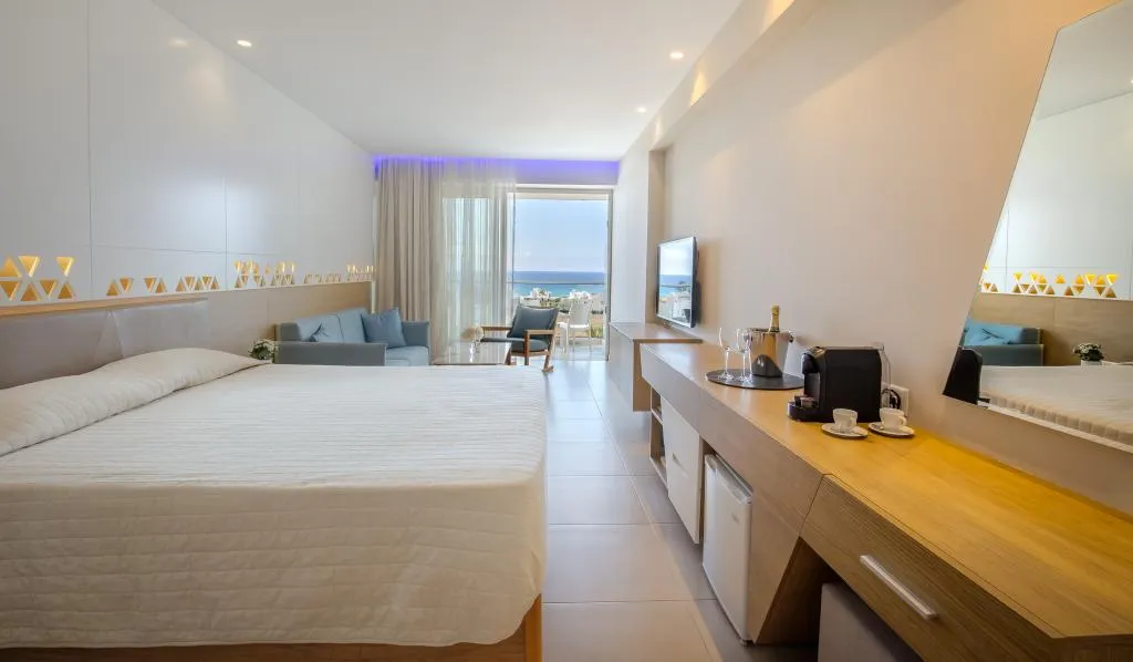 JUNIOR SUITE STANDARD Room, Tasia Maris Seasons, Cyprus