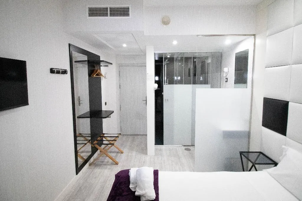 DOUBLE SINGLE USE STANDARD Room, Avenida de España, Madrid