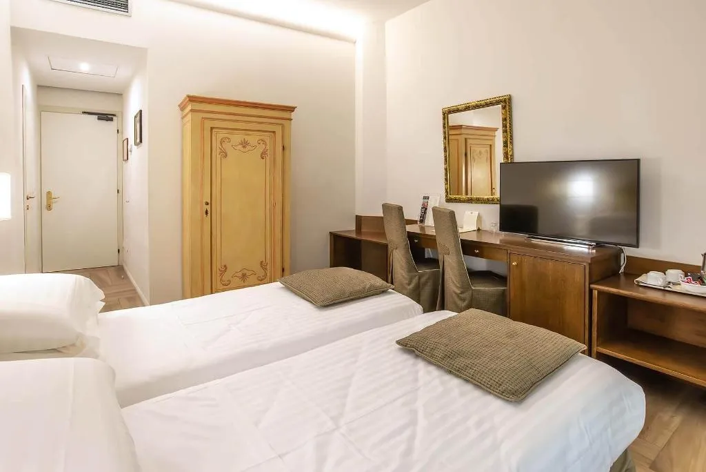 TWIN SUPERIOR Room, Machiavelli Palace, Florence