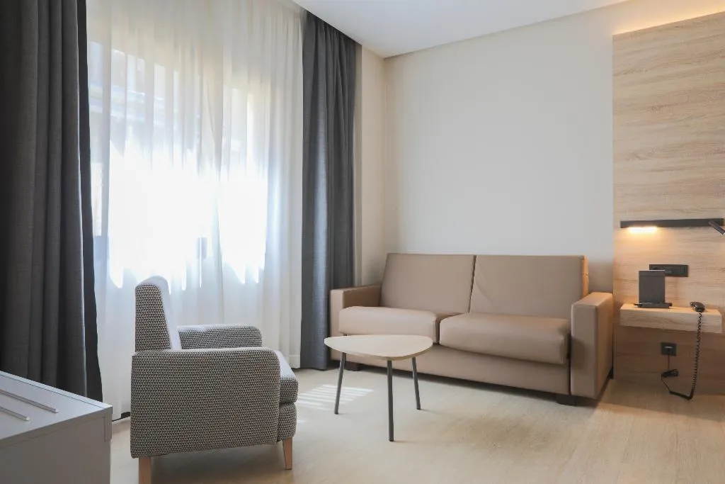 FAMILY ROOM CAPACITY 5 Room, Liabeny, Madrid