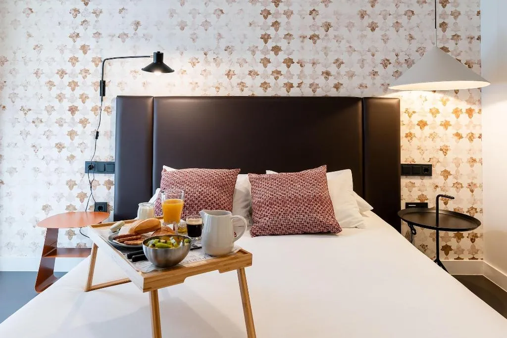 Room, Welldone Quality-Crystal Pool, Seville