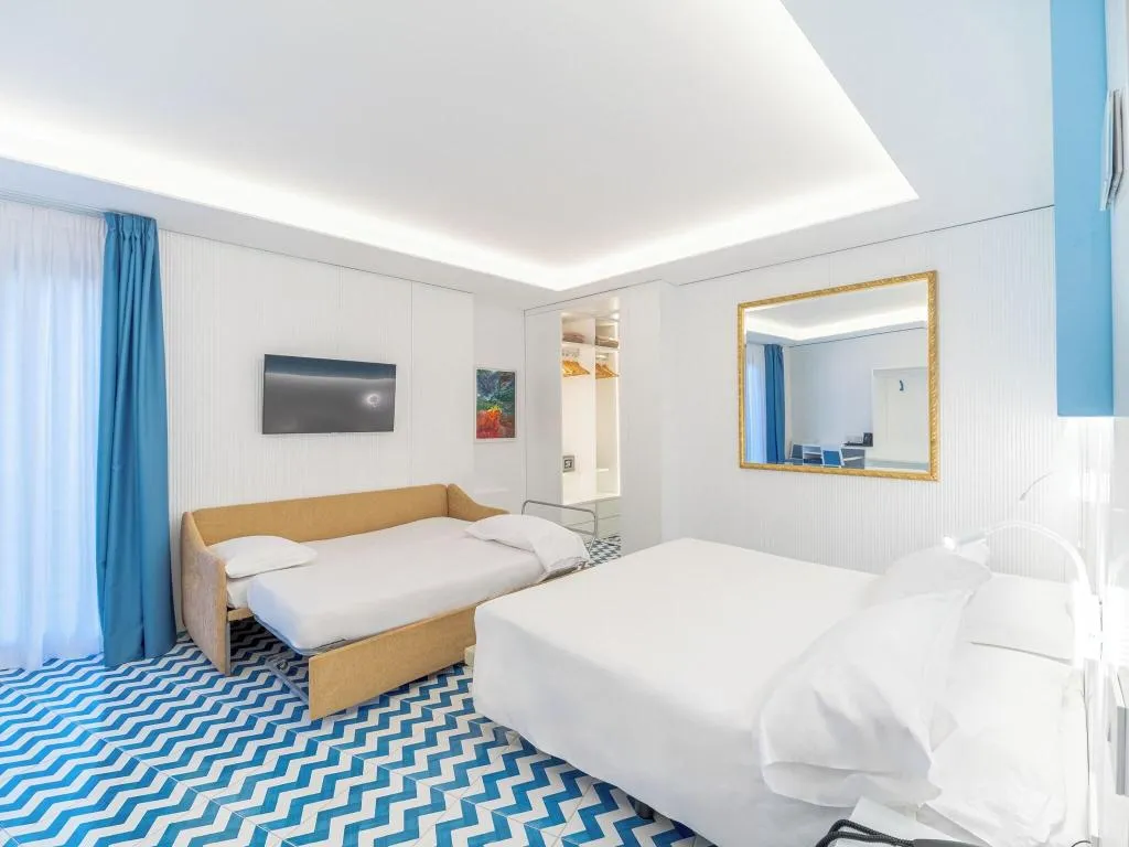 QUADRUPLE KING BED ONE BEDROOM  Room, Hotel Cristina, Naples