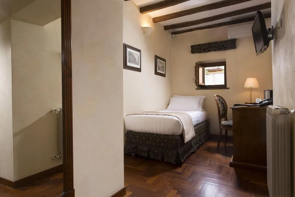 SINGLE COMFORT Room, Teatro Pace 33, Rome