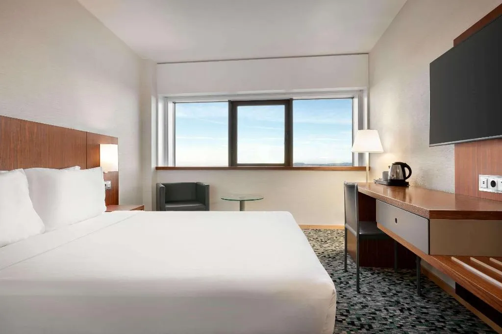 DOUBLE SUPERIOR RIVER VIEW Room, Ramada by Wyndham Lisbon, Lisbon