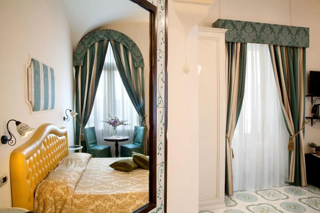 Room, L'Antico Convitto, Naples