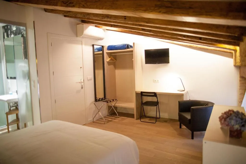 Room, Host & Home, Valencia