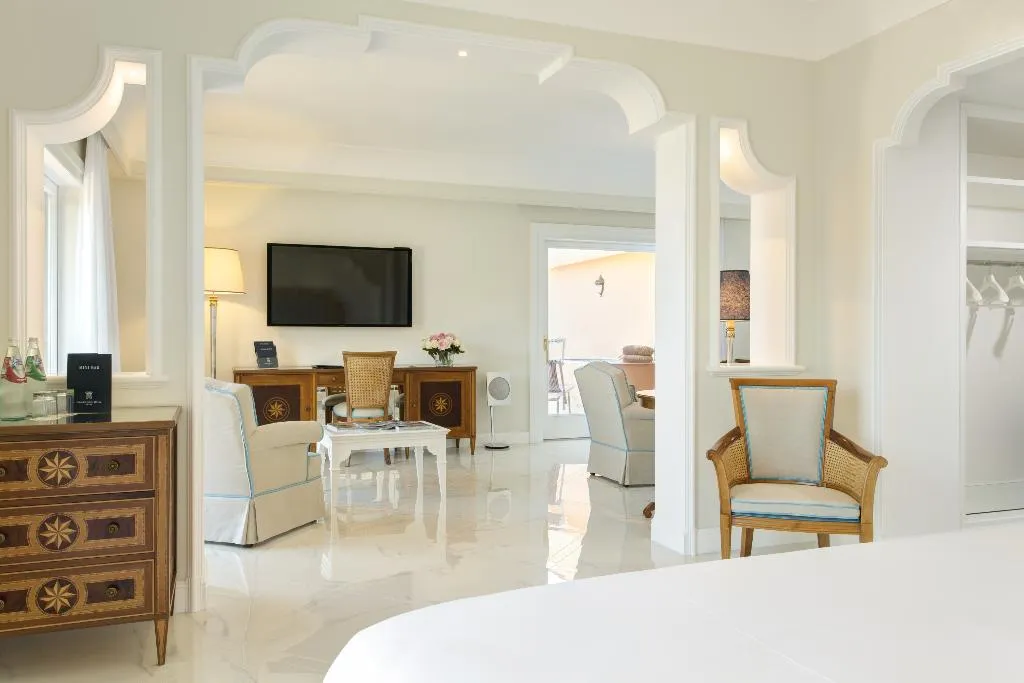 SUITE WITH JACUZZI WITH VIEWS Room, Grand Hotel Royal, Naples