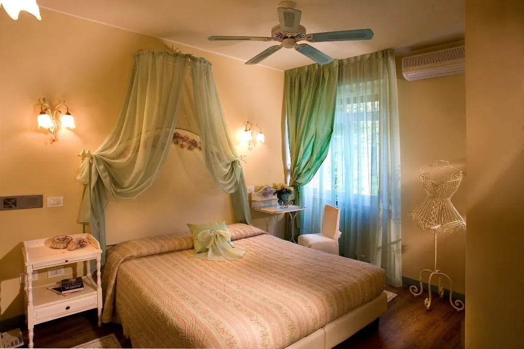 Room, Serenella, Milan