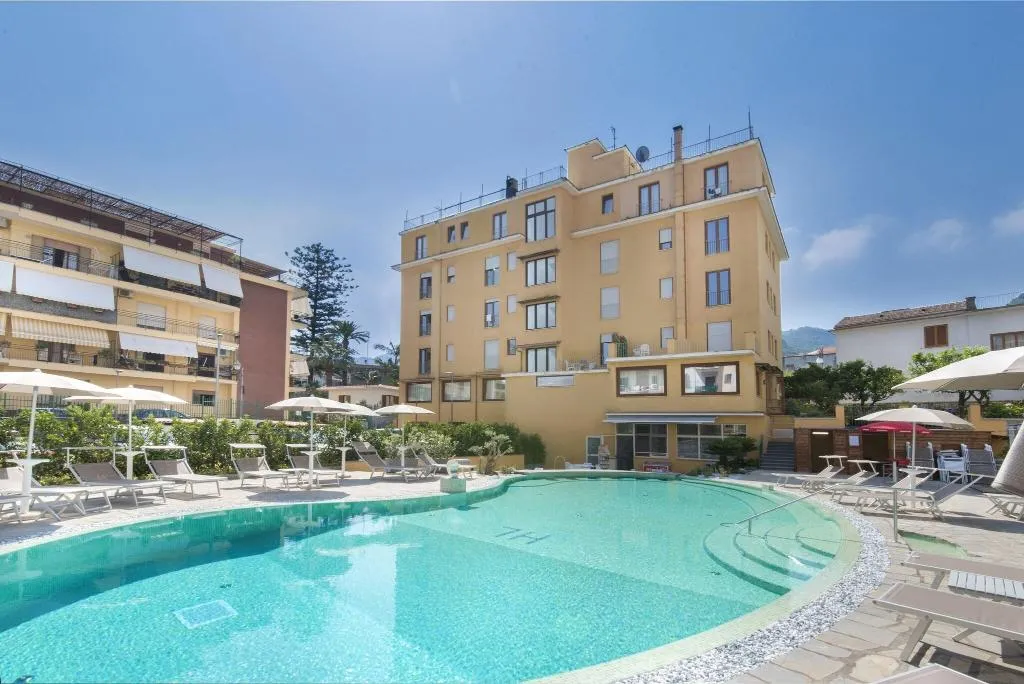 Pool, Leone, Naples