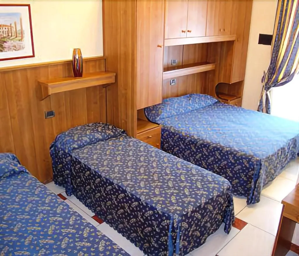 Room, Mari 2, Naples