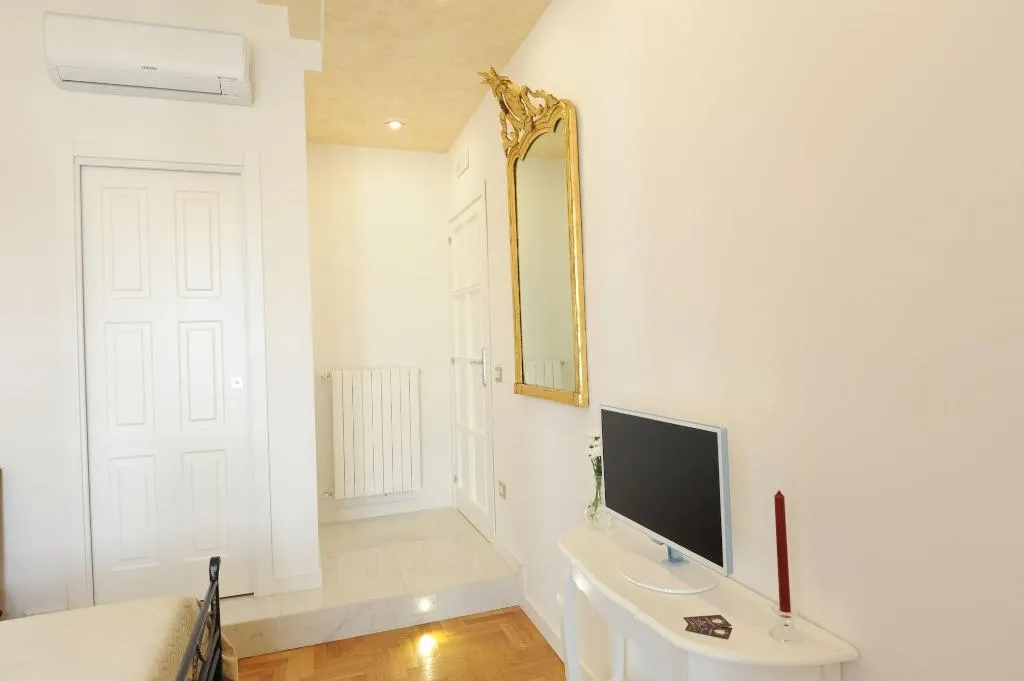 Room, Residenza Borbonica, Naples