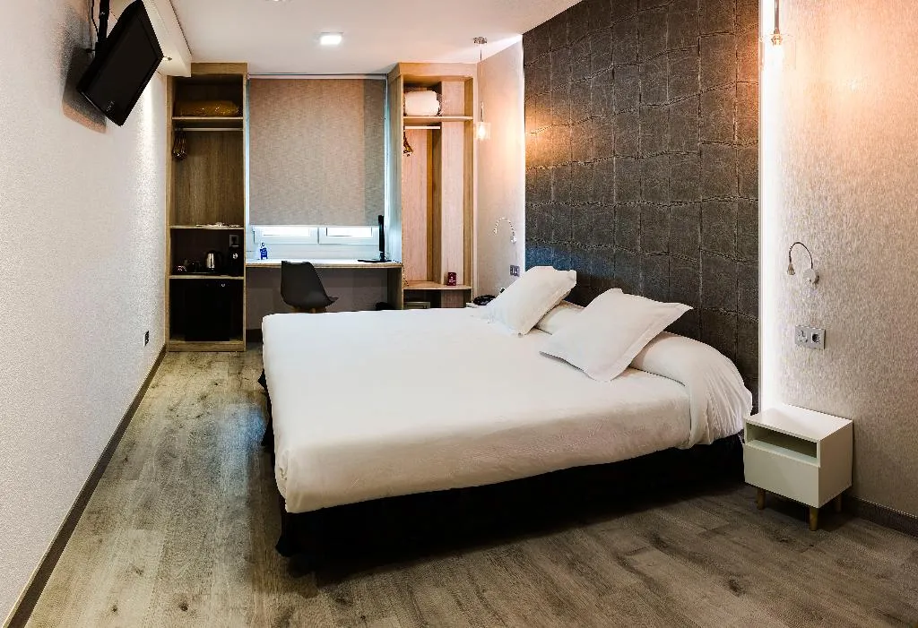 DOUBLE QUEEN SIZE BED Room, Bellavista Sevilla, Seville