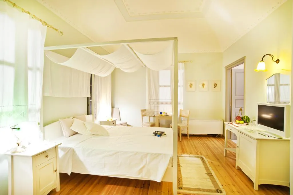 SUITE WITH JACUZZI Room, Markezinis Suites, Santorini