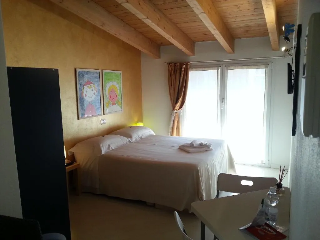 Room, Il Girasole, Milan