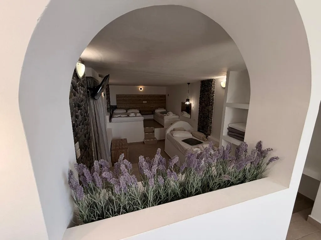 QUADRUPLE STANDARD Room, Villa Livadaros, Santorini