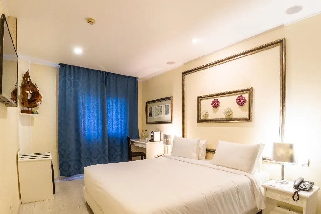 DOUBLE BASIC Room, A.S. Lisboa, Lisbon