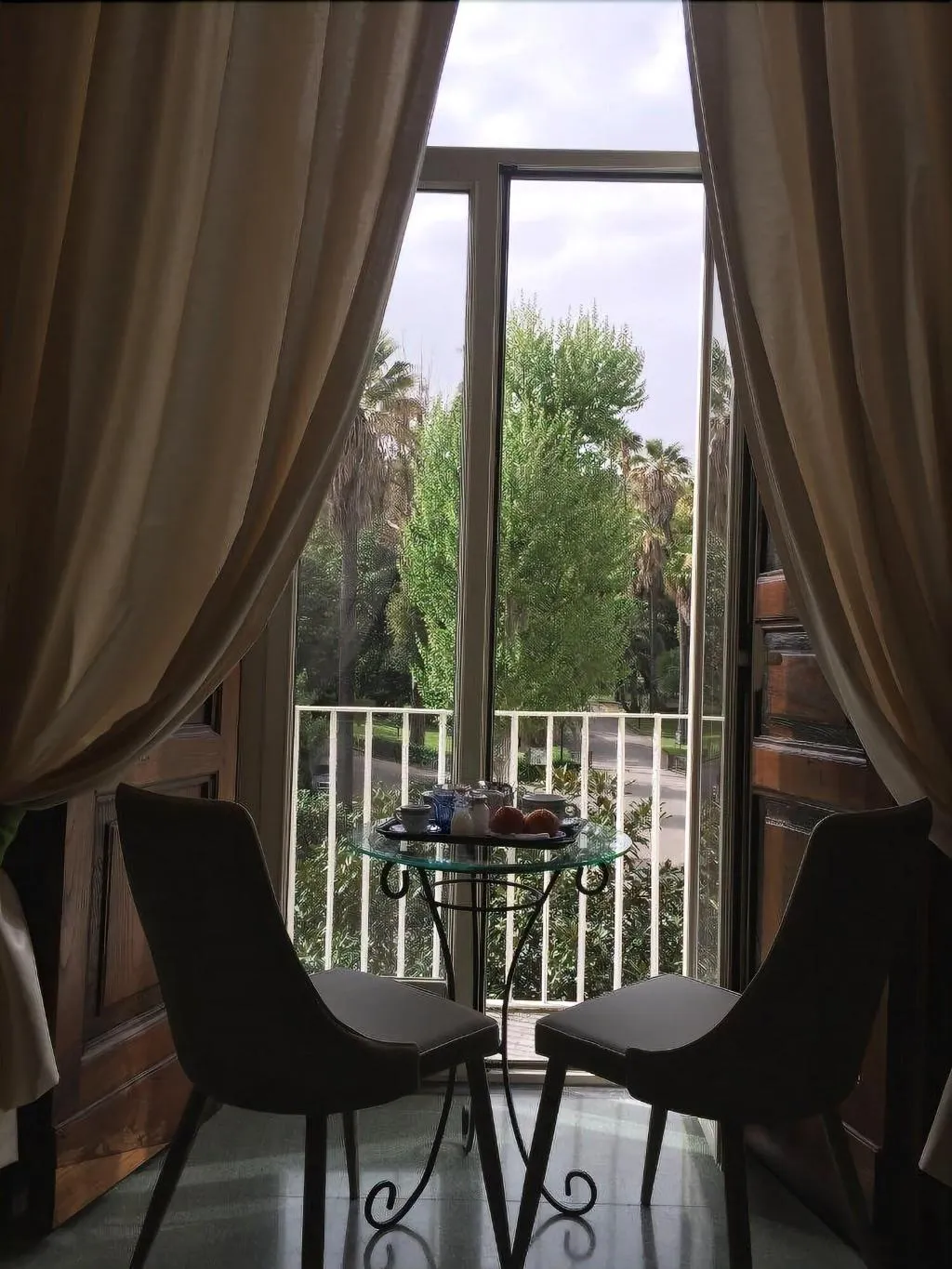Room, B&B Napolimilionaria, Naples