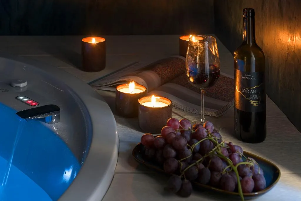 SUITE WITH JACUZZI Room, Duomo Suites & Spa, Catania