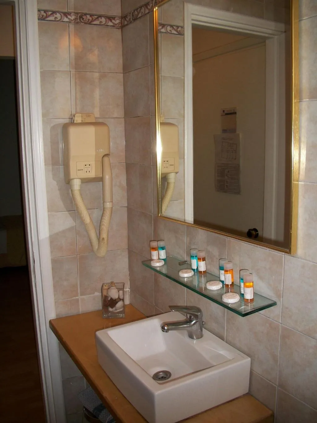 Room, Minoa, Athens