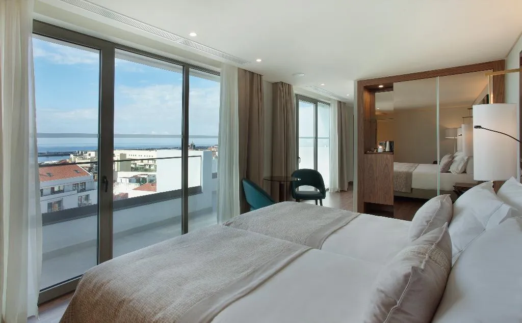 TWIN DELUXE SEA VIEW Room, (Madeira) Turim Santa Maria Hotel, Madeira