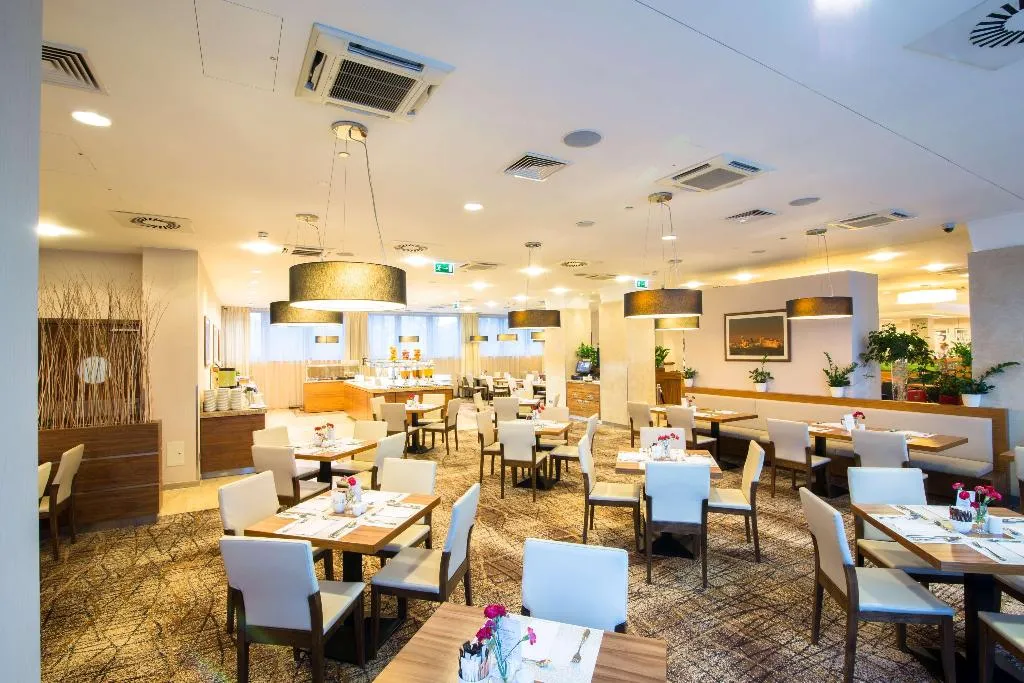 Restaurant, Hilton Garden Inn Krakow, Krakow