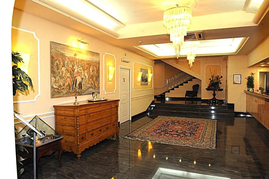 Lobby, I Gigli, Naples