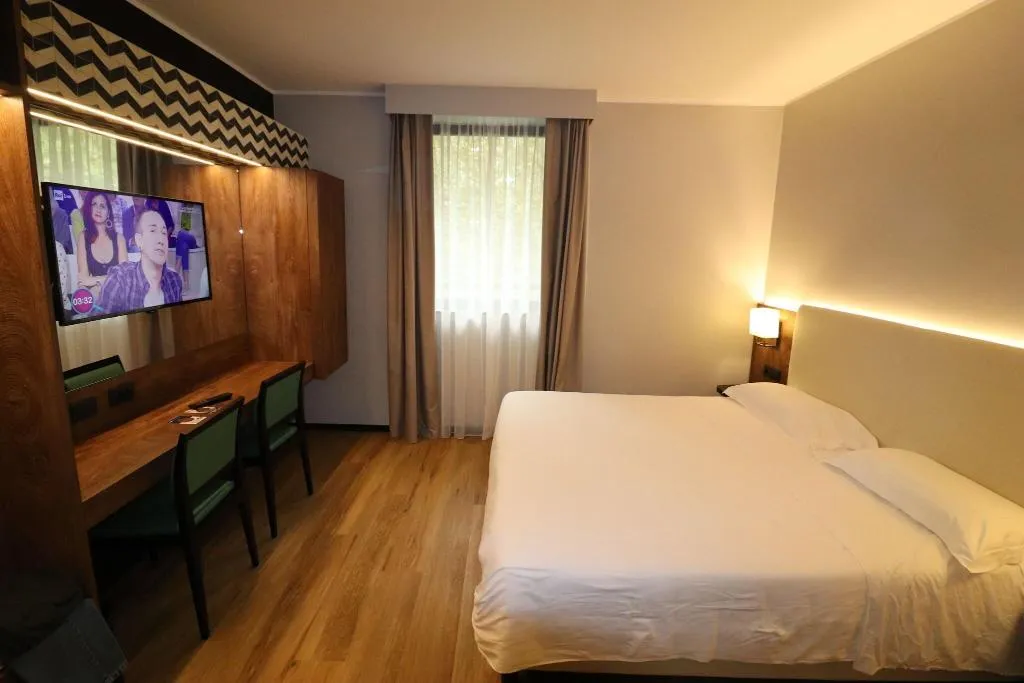 DOUBLE SUPERIOR QUEEN BED Room, Hotel Domenichino, Milan