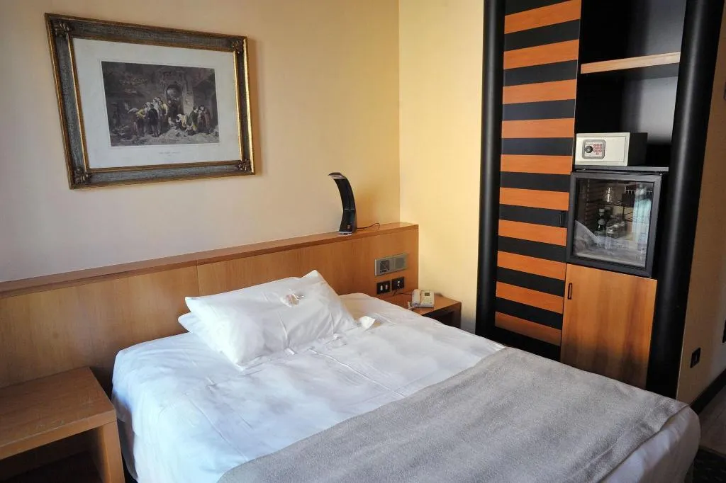 SINGLE STANDARD Room, Santa Barbara, Milan